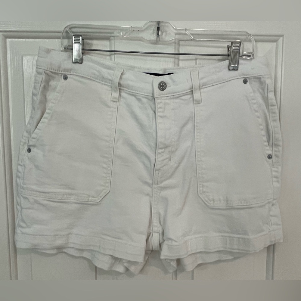 White jean shorts size 31